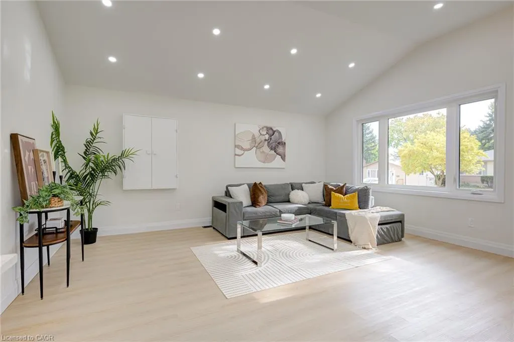 6 Hillside Drive