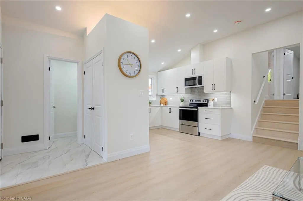 6 Hillside Drive