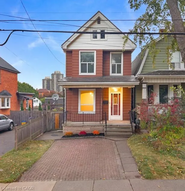 109 Macaulay Street E