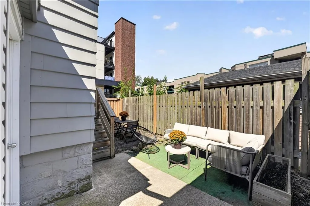225 Charlton Avenue E