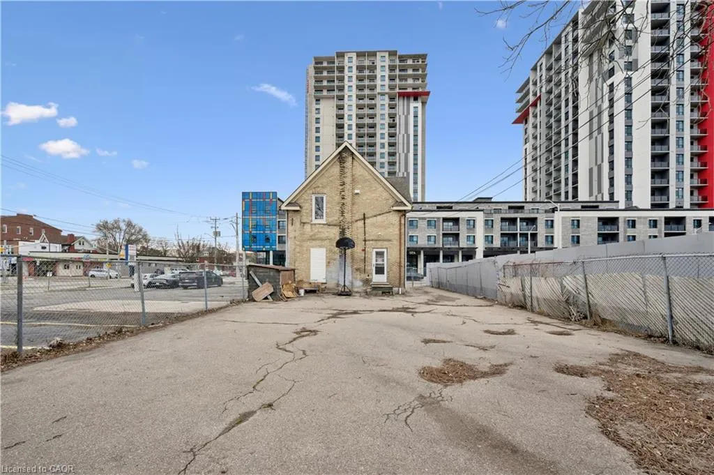 496 King Street E