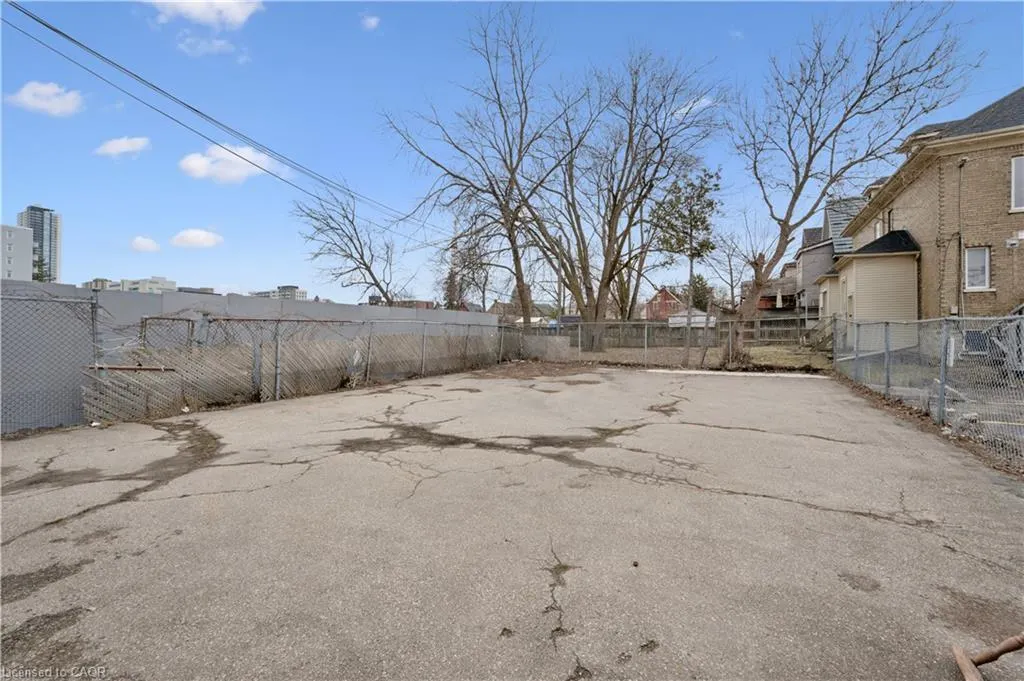 496 King Street E
