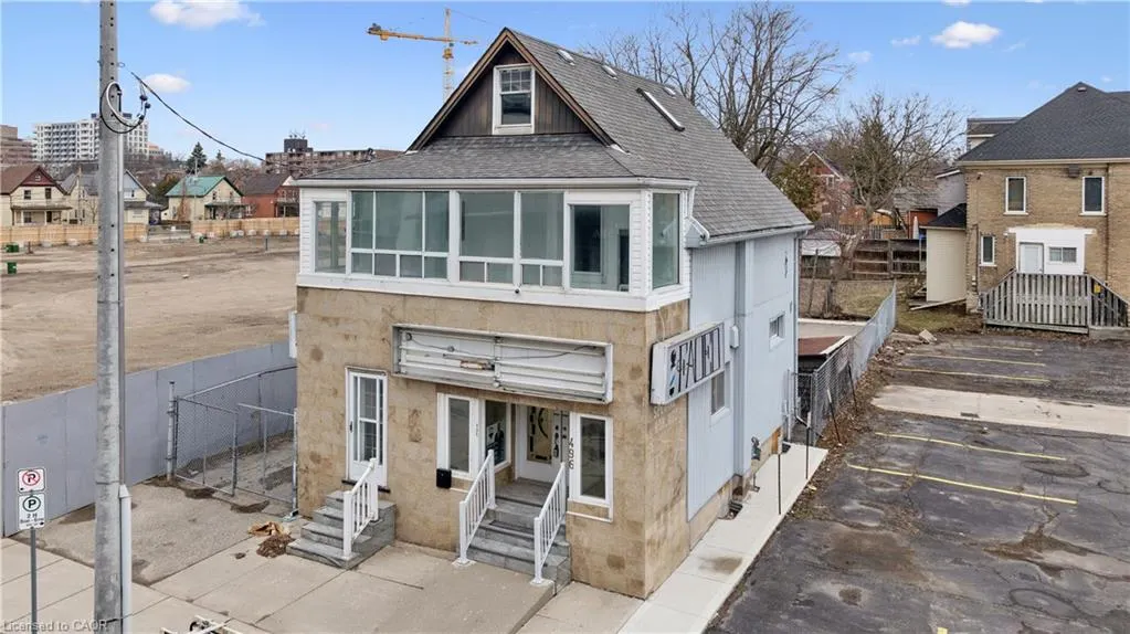 496 King Street E