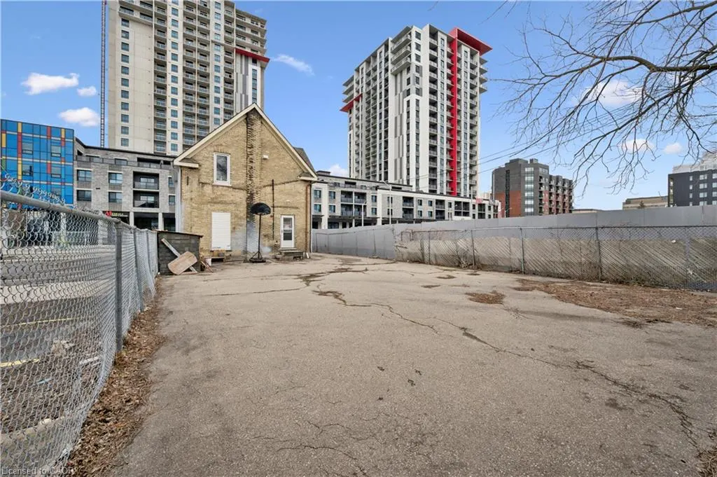 496 King Street E