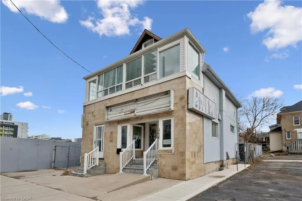 496 King Street E
