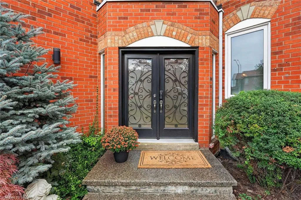 110 Cove Crescent