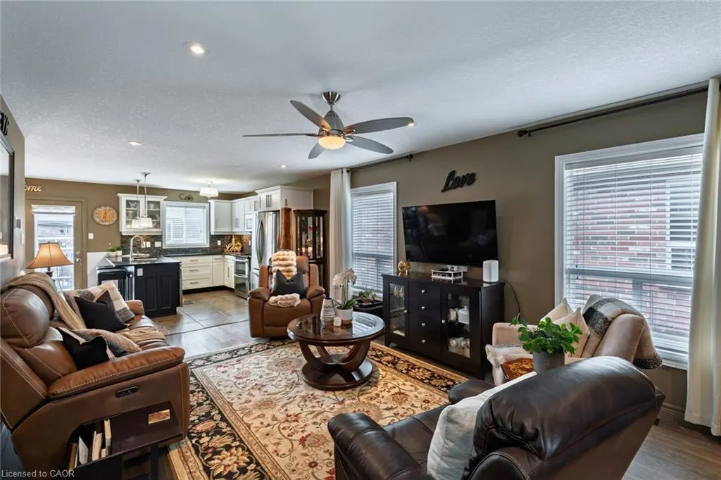 98 Sanders Crescent