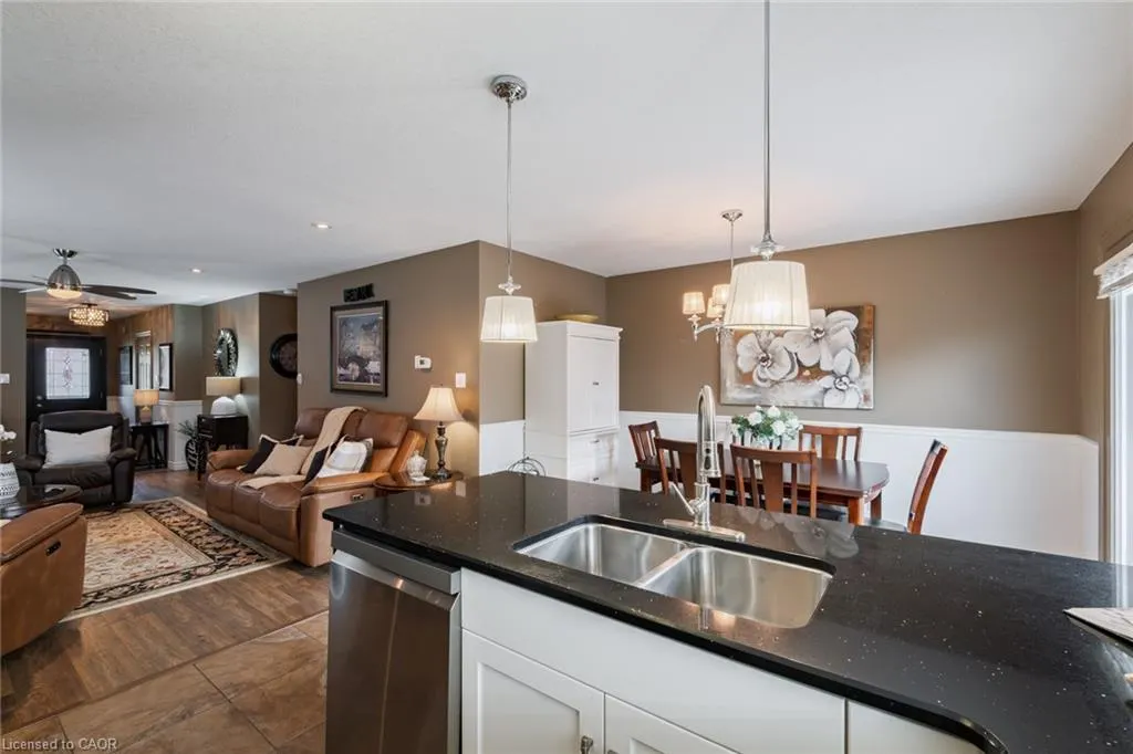 98 Sanders Crescent