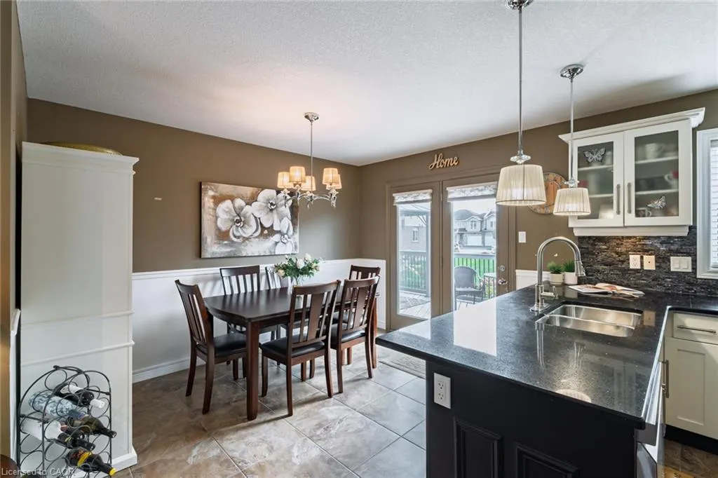 98 Sanders Crescent