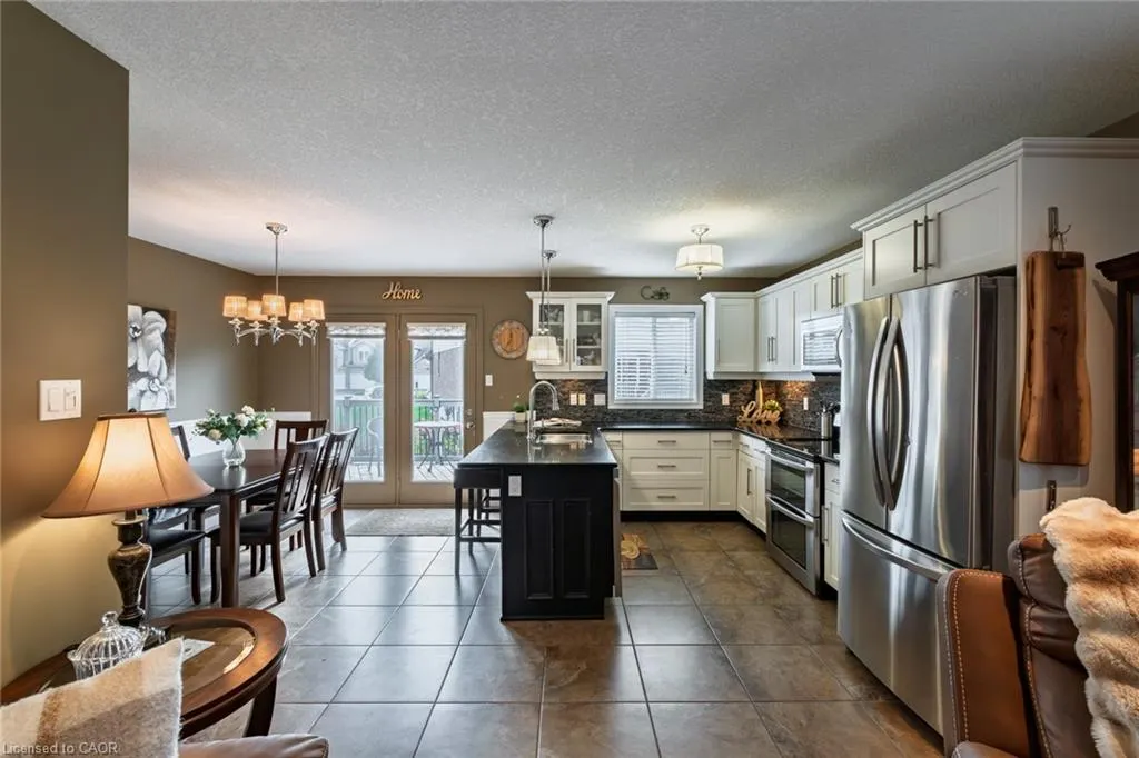 98 Sanders Crescent