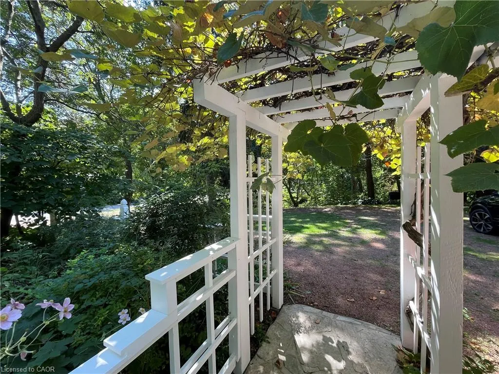 312 Nelson Street W