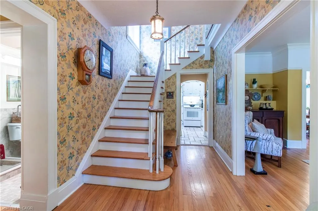 312 Nelson Street W