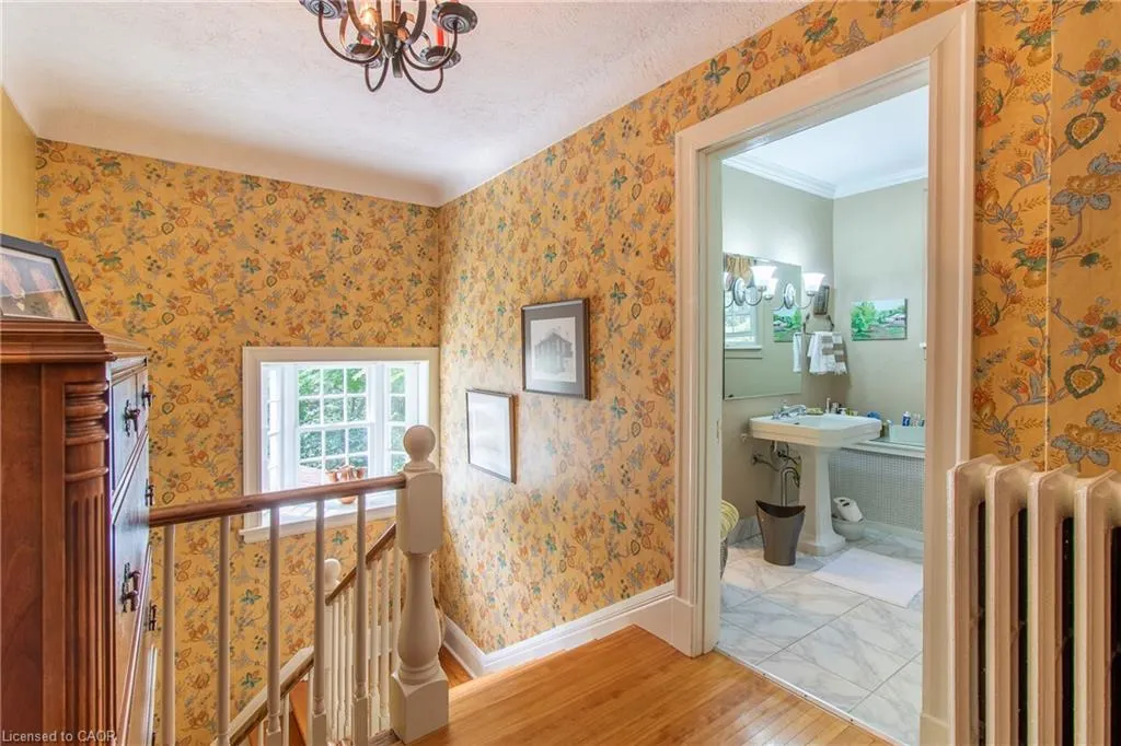 312 Nelson Street W