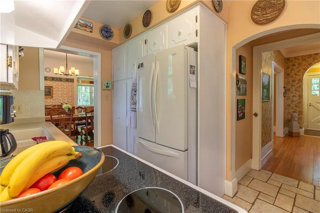 312 Nelson Street W