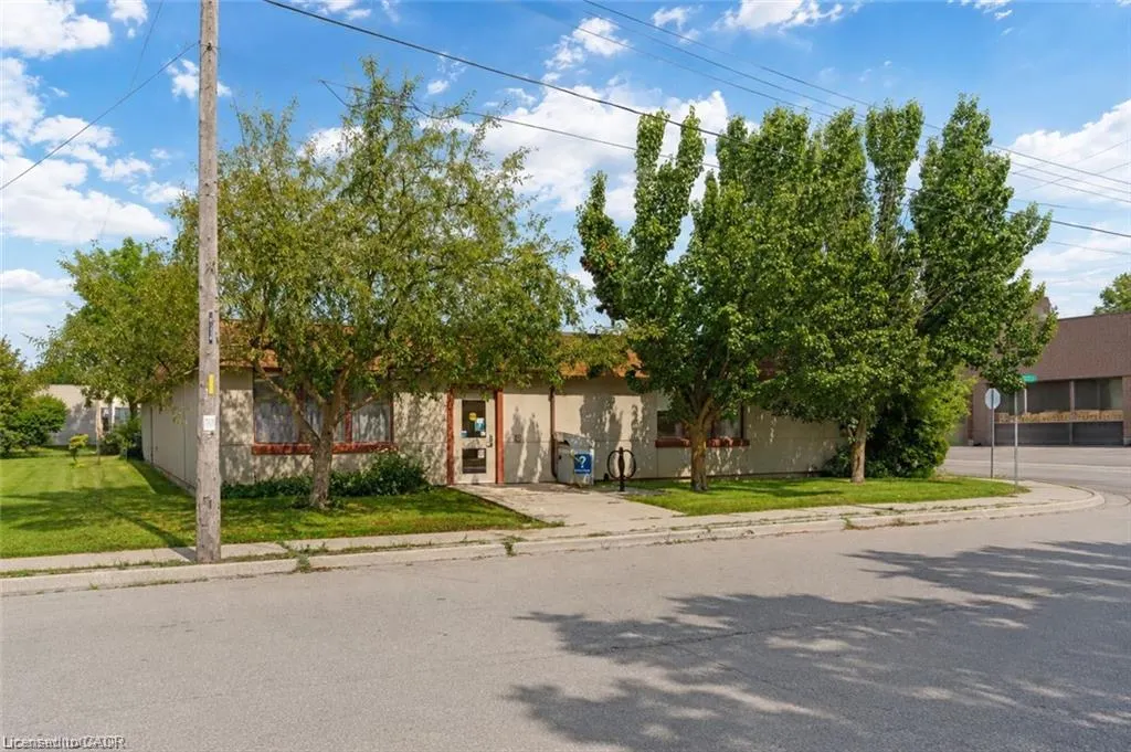 13 Alma Street N