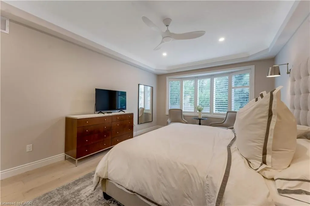 213 Edgewater Crescent