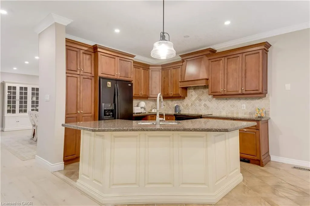 213 Edgewater Crescent