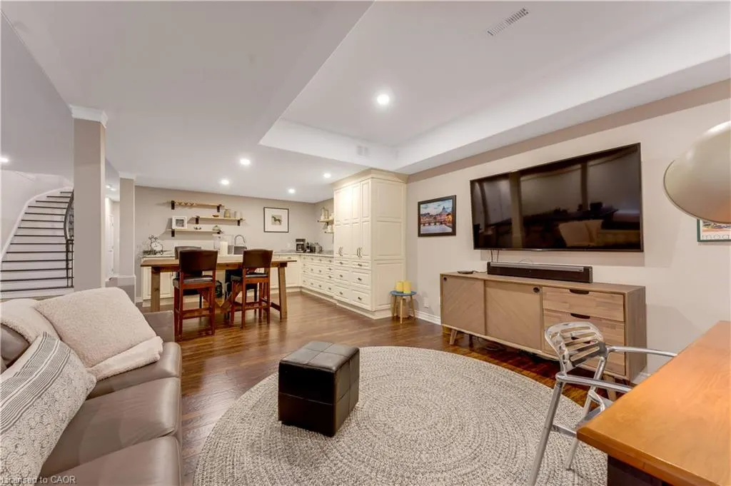 213 Edgewater Crescent