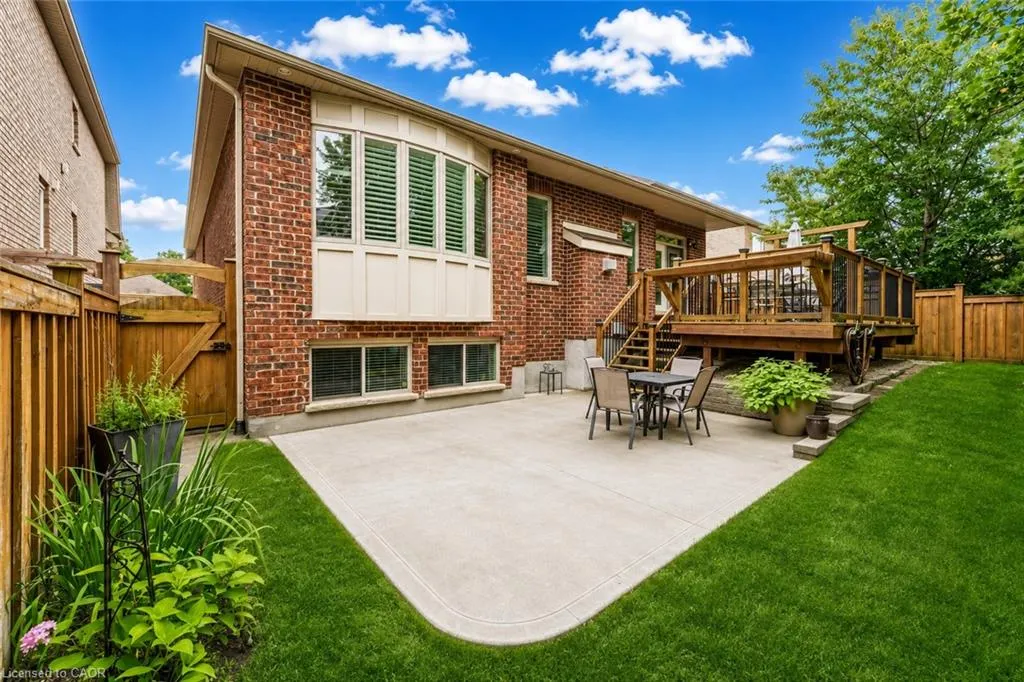 213 Edgewater Crescent