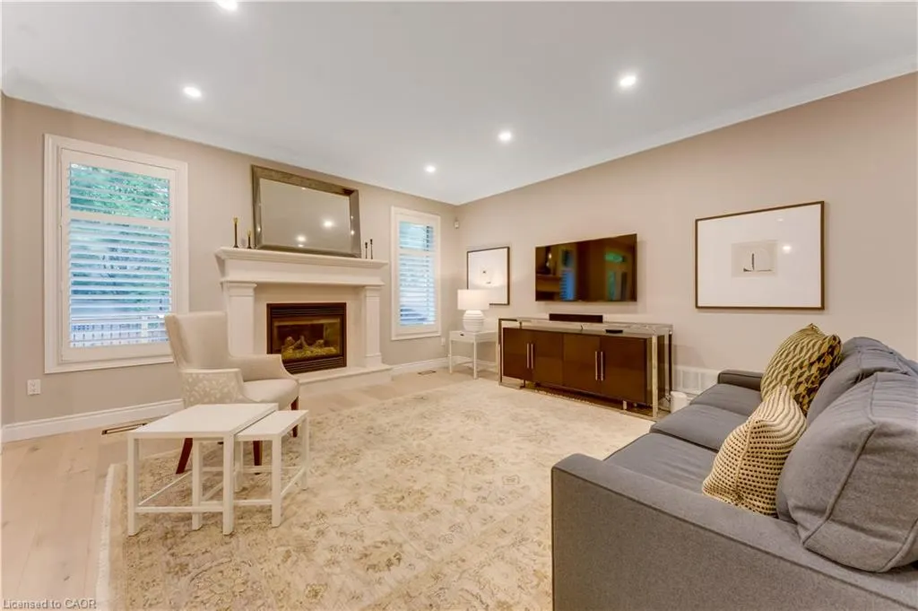 213 Edgewater Crescent
