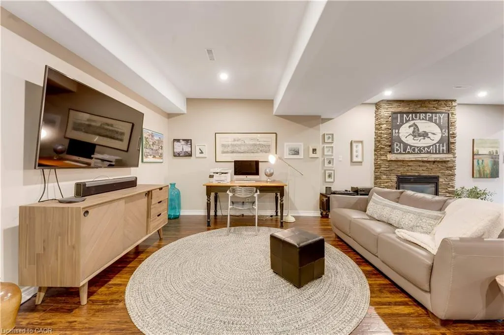 213 Edgewater Crescent