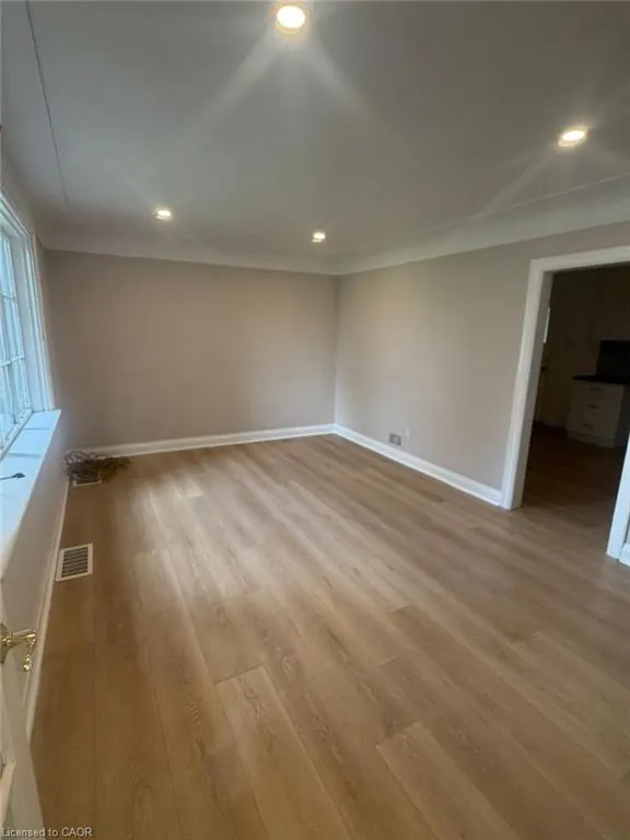 33 Stone Church Road W