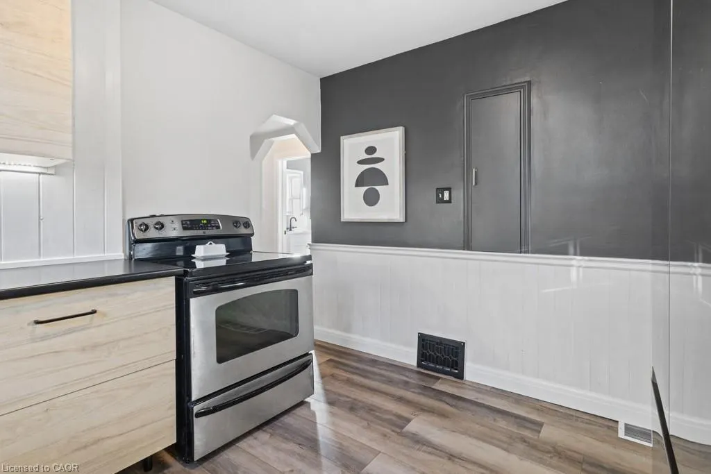 202 Huxley Avenue S