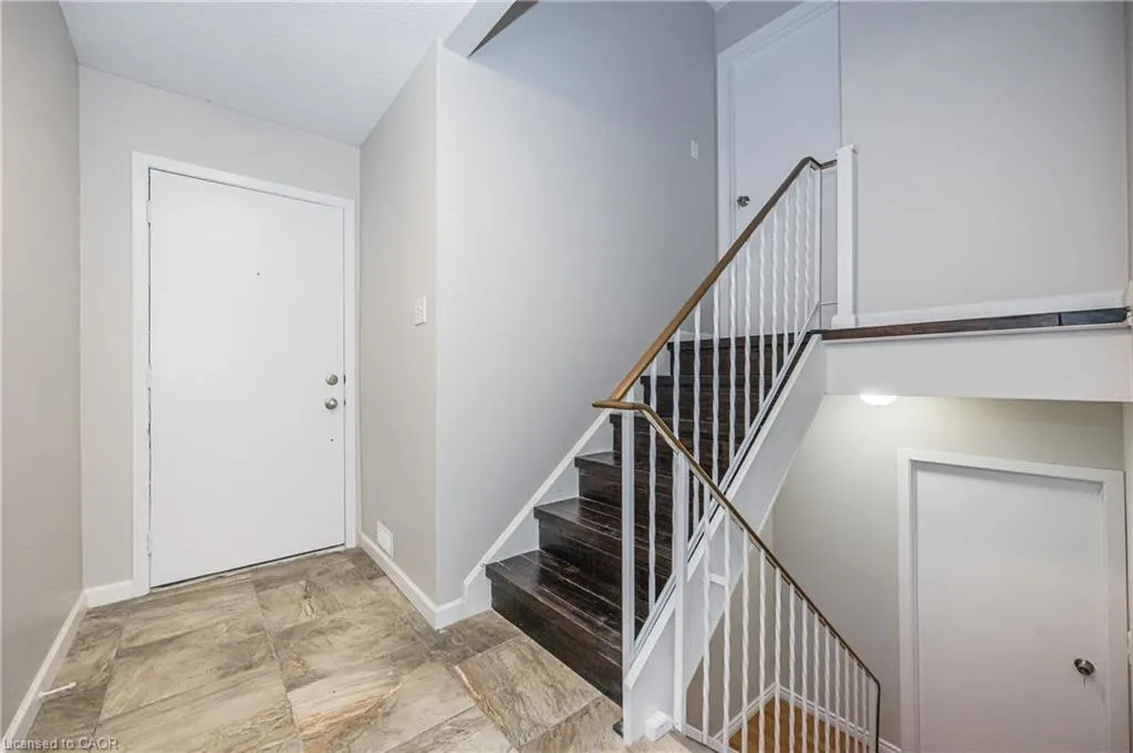 328 Breezewood Crescent #UPPER