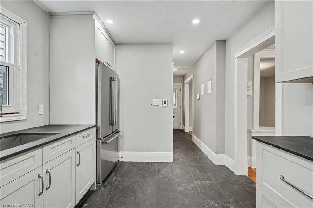 125 Dufferin Street E