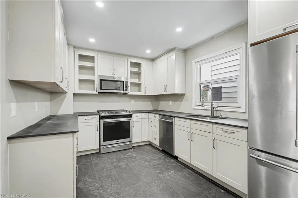 125 Dufferin Street E