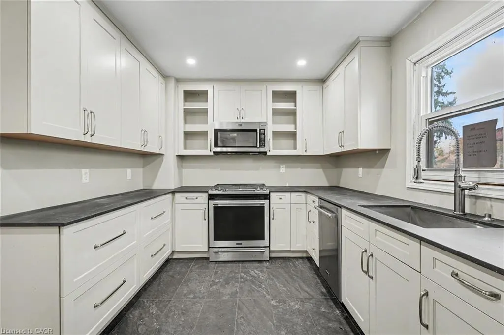 125 Dufferin Street E
