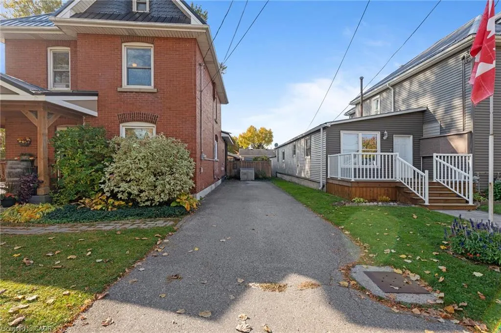 64 King Street E