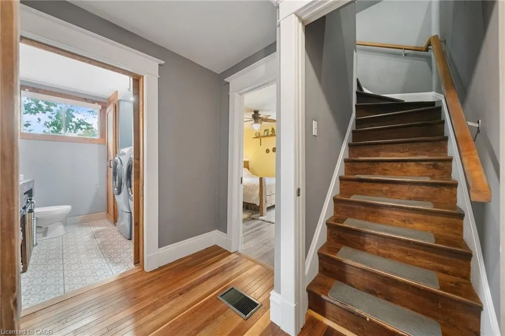 64 King Street E