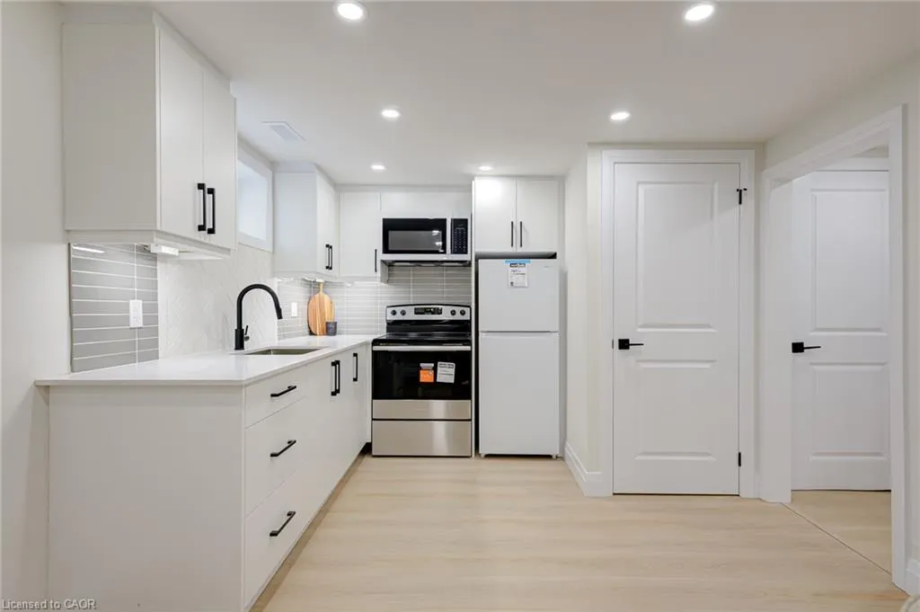 6 Hillside Drive