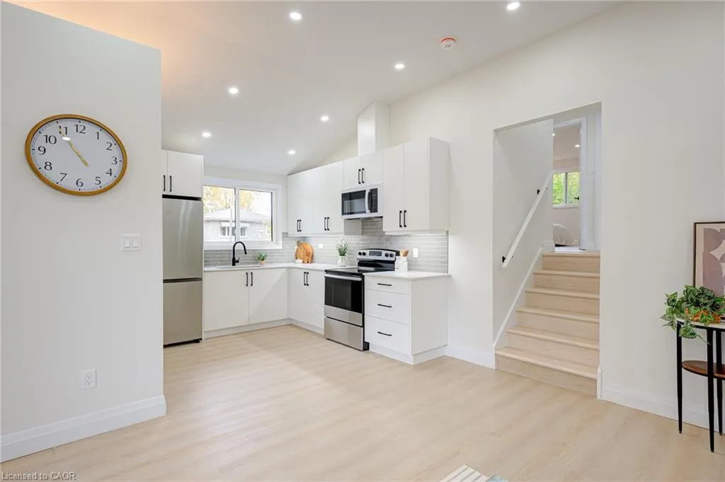 6 Hillside Drive