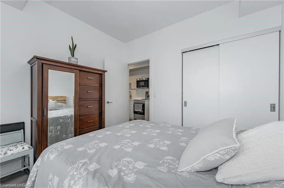 15 Wellington Street #1702
