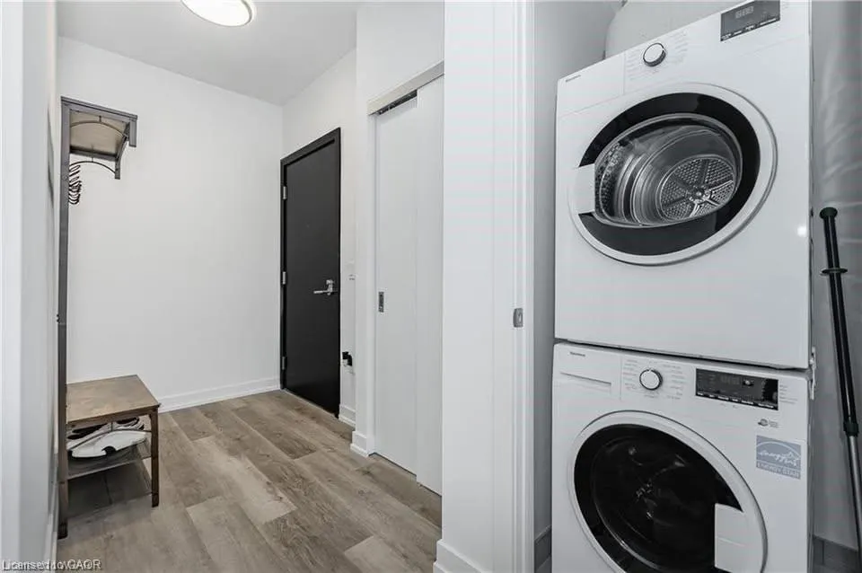 15 Wellington Street #1702