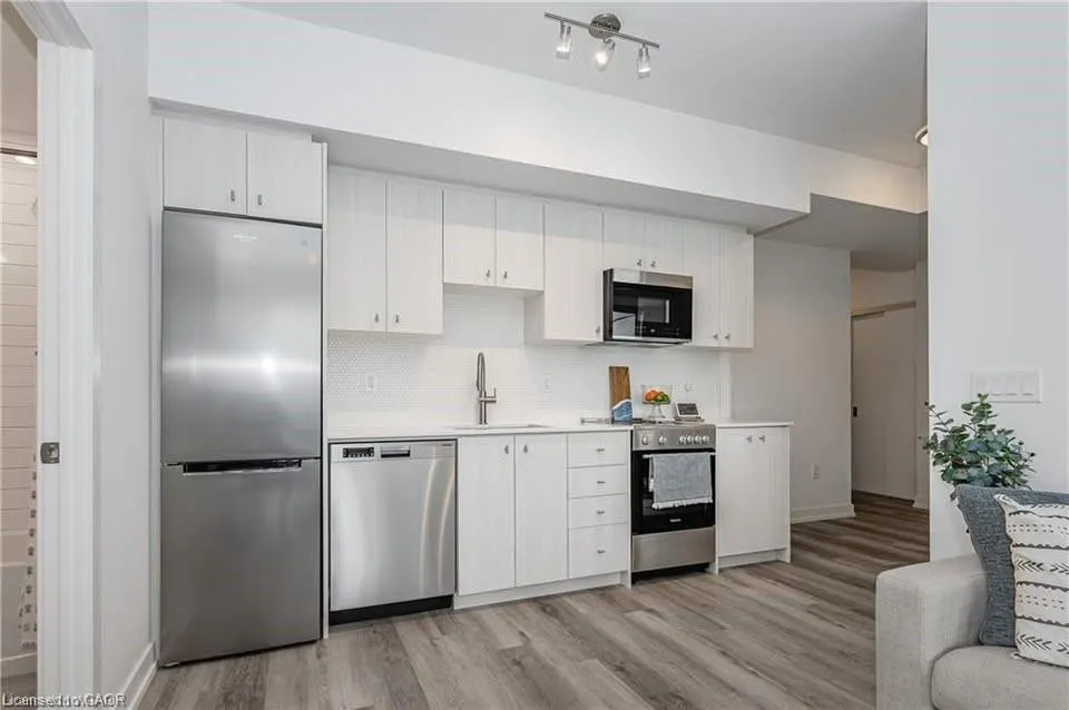 15 Wellington Street #1702