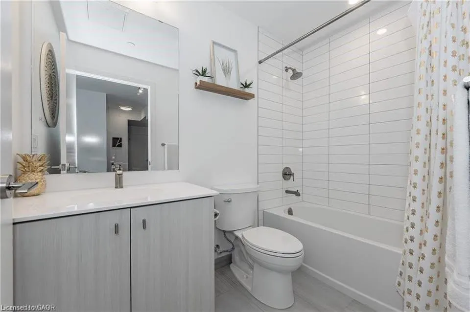 15 Wellington Street #1702