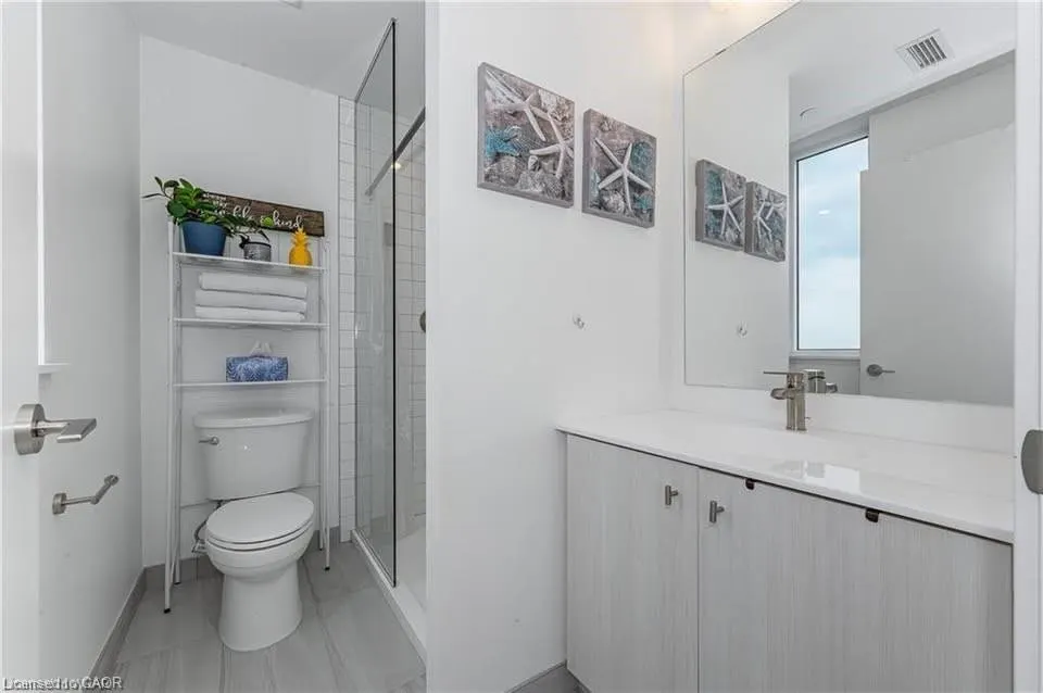 15 Wellington Street #1702