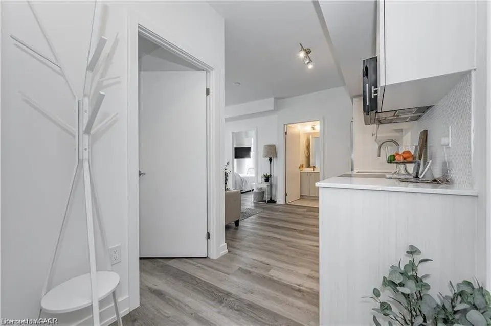 15 Wellington Street #1702