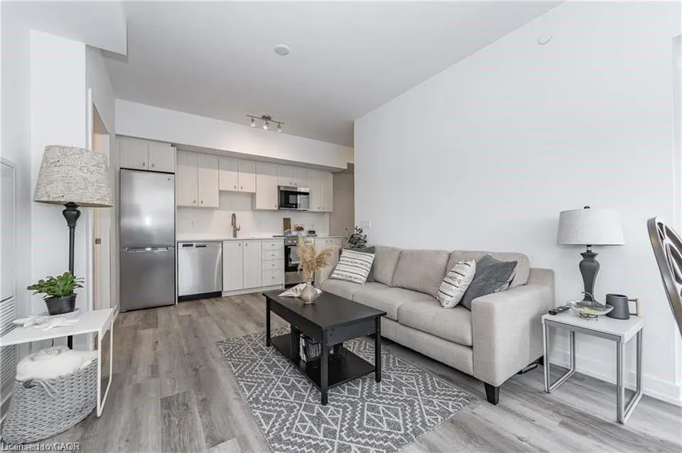 15 Wellington Street #1702