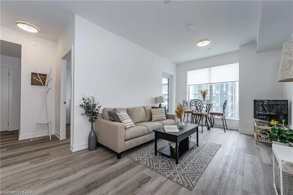 15 Wellington Street #1702
