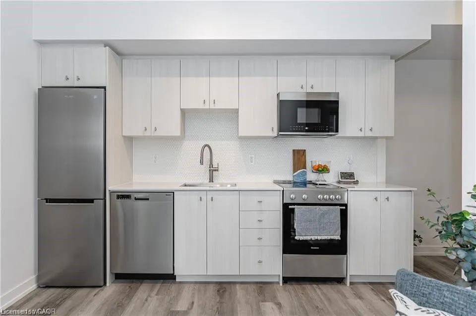 15 Wellington Street #1702