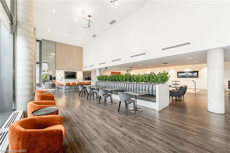 15 Wellington Street #1702