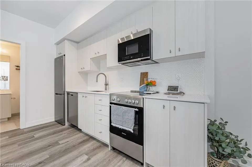 15 Wellington Street #1702