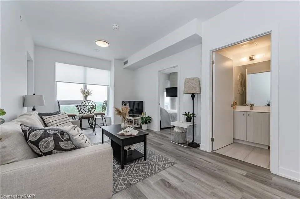 15 Wellington Street #1702