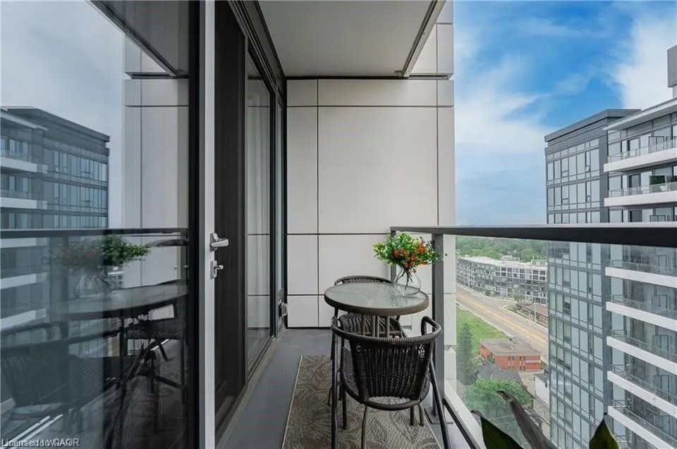 15 Wellington Street #1702