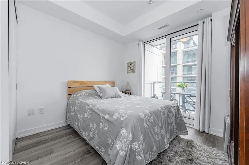 15 Wellington Street #1702