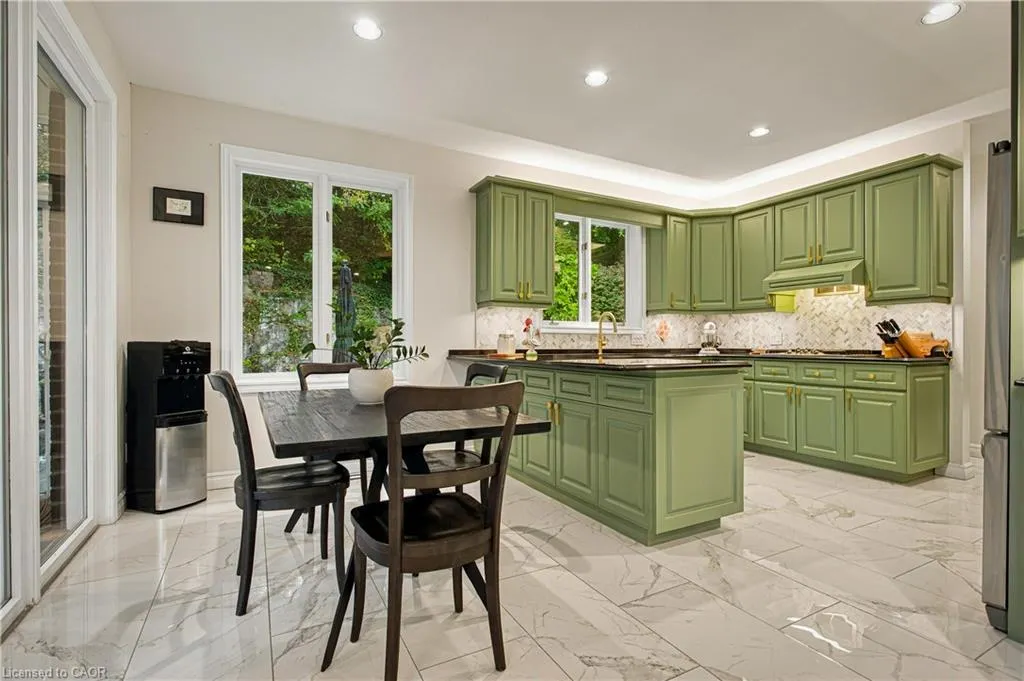 139 Oaklands Park Court